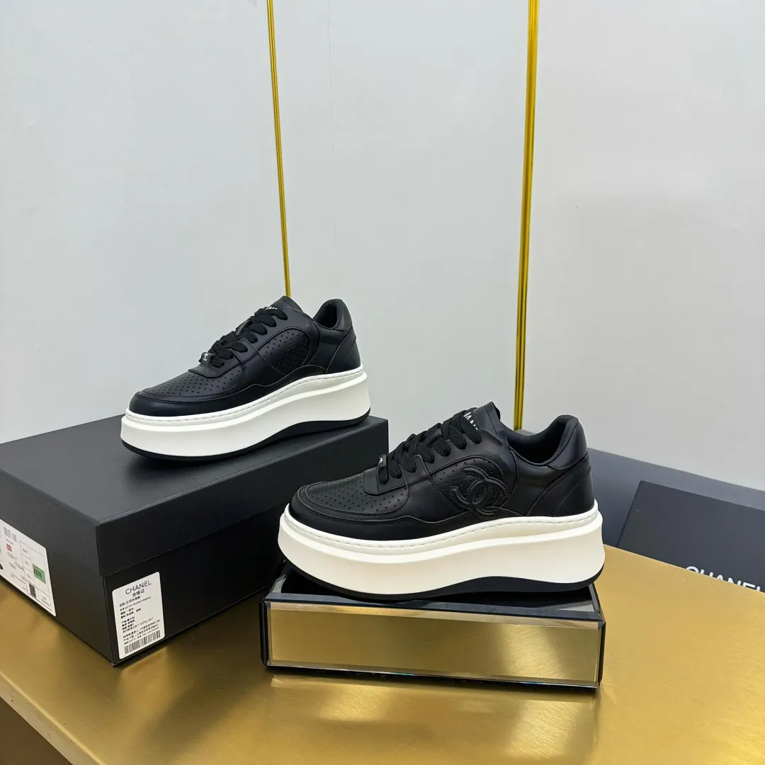 👟👟Ex-factory price 600👟👟 Upgraded version, upgraded version, upgraded version! No rebuttal accepted! ! ! ! Chanel Chanel panda shoes! 2025 counter's top casual sports shoes. This classic design; the upper is electro-embroidered with a variety of techniques; the outsole is fashionable and sporty; the unusual inclusion of a variety of color matching elements... The diversified mix and match is very good-looking and versatile, and can be used for leisure, fashion, sports, and outdoor... ꫛꫀꪝ Go➫ Materials: ❶Upper made of: original imported first-layer silk cowhide + original waterproof cloth + original first-layer cowhide ❷Inner lining: Original Yangli+Net ❸Outsole based on: Original TPU combination outsole Counter boutique packaging complete set for women 35–41 👉 👉